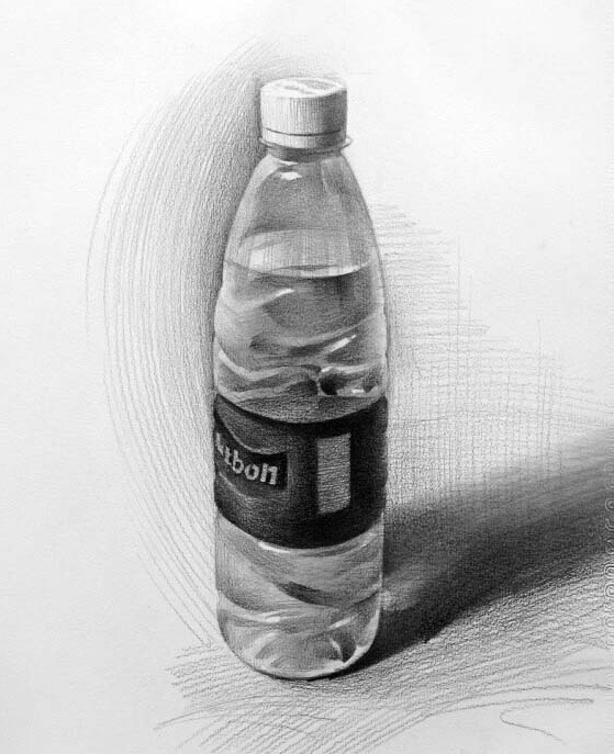 在画素描过程中矿泉水瓶是比较容易找到的素材,所以也是经常作为素描练习静物,考场上也经常遇到。 对于矿泉水瓶有的同学不知道该如何画,其实我们注意观察,抓住几个重点就很容易将矿泉水瓶表现的十分真实到位。 素描画好矿泉水瓶的技巧: 1.透明处的背景(画的模糊一些,表现出透明感)。 2.